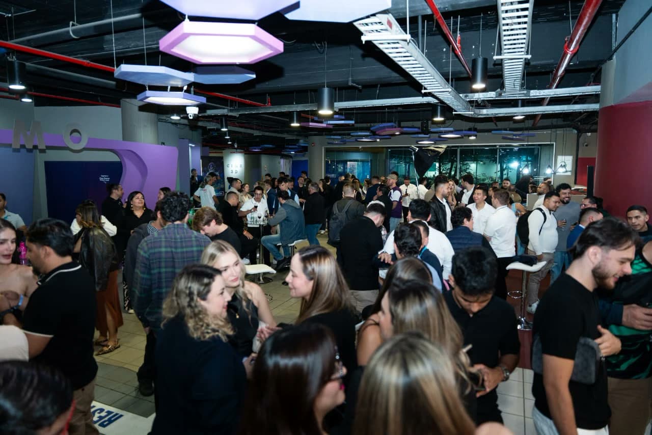 Asistentes en el cóctel de bienvenida de Cripto Latin Fest 2026 en Maloka, Bogotá