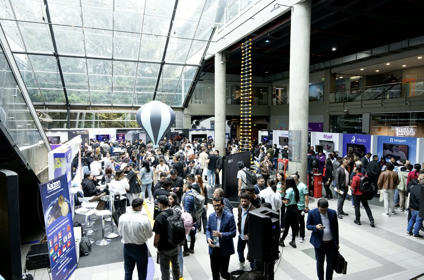 Zona de expositores y stands de Cripto Latin Fest 2026 en el atrio de Maloka, Bogotá