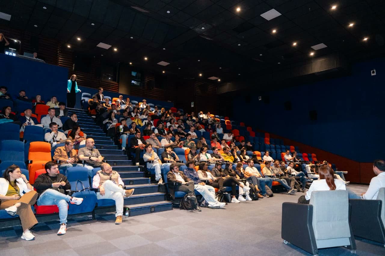Sala llena de asistentes en una charla de Cripto Latin Fest 2026 en Maloka, Bogotá