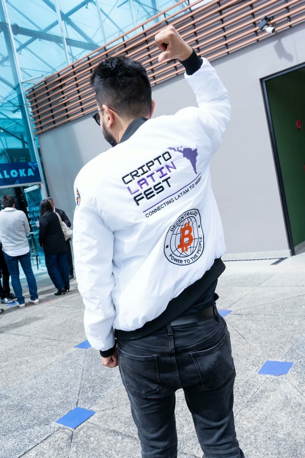 Santiago Guzmán, cofundador de Cripto Latin Fest, con la chaqueta del evento a la entrada de Maloka, Bogotá