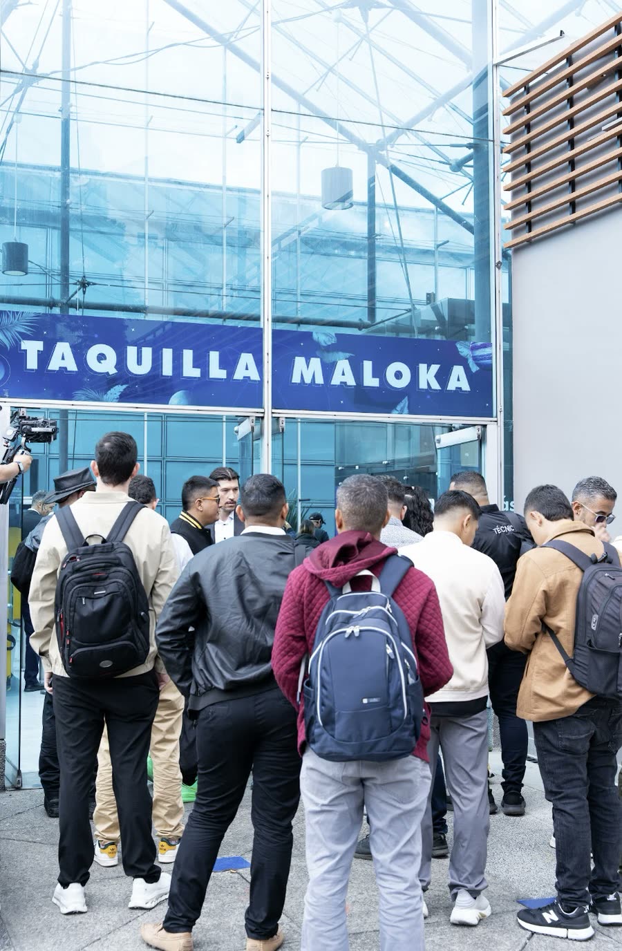 Cola de asistentes en la taquilla de Maloka durante Cripto Latin Fest 2026 en Bogotá
