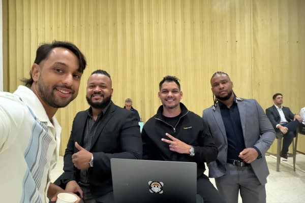 De izquierda a derecha: Gibran, Reyniel Rodríguez, Chiragx (chaqueta negra de CryptoManji) y Guillermo en la sala de Disrupt IT 2026
