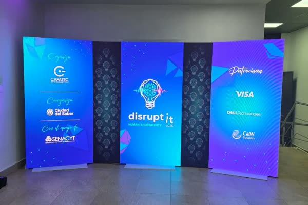 Photocall de Disrupt IT 2026 en el Centro de Convenciones de Ciudad del Saber: organiza CAPATEC, coorganiza Ciudad del Saber, con el apoyo de SENACYT; patrocinan Visa, Dell Technologies y C&W Business