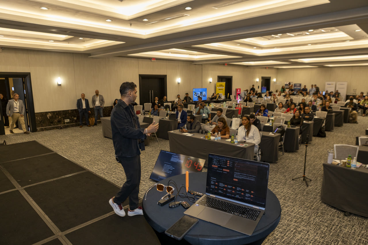 Chiragx on stage at eRetail Day Panamá 2026, facing the audience next to his laptop