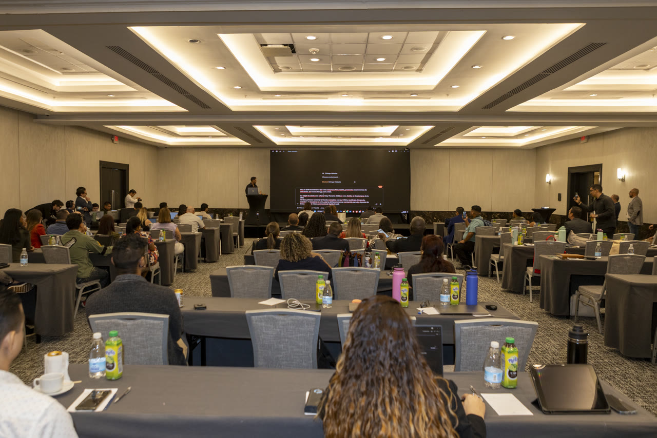 The eRetail Day Panamá 2026 room full of attendees during the live e-commerce session